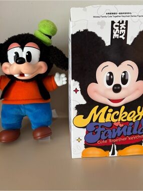 Mickey Family Plush Figure - Goofy